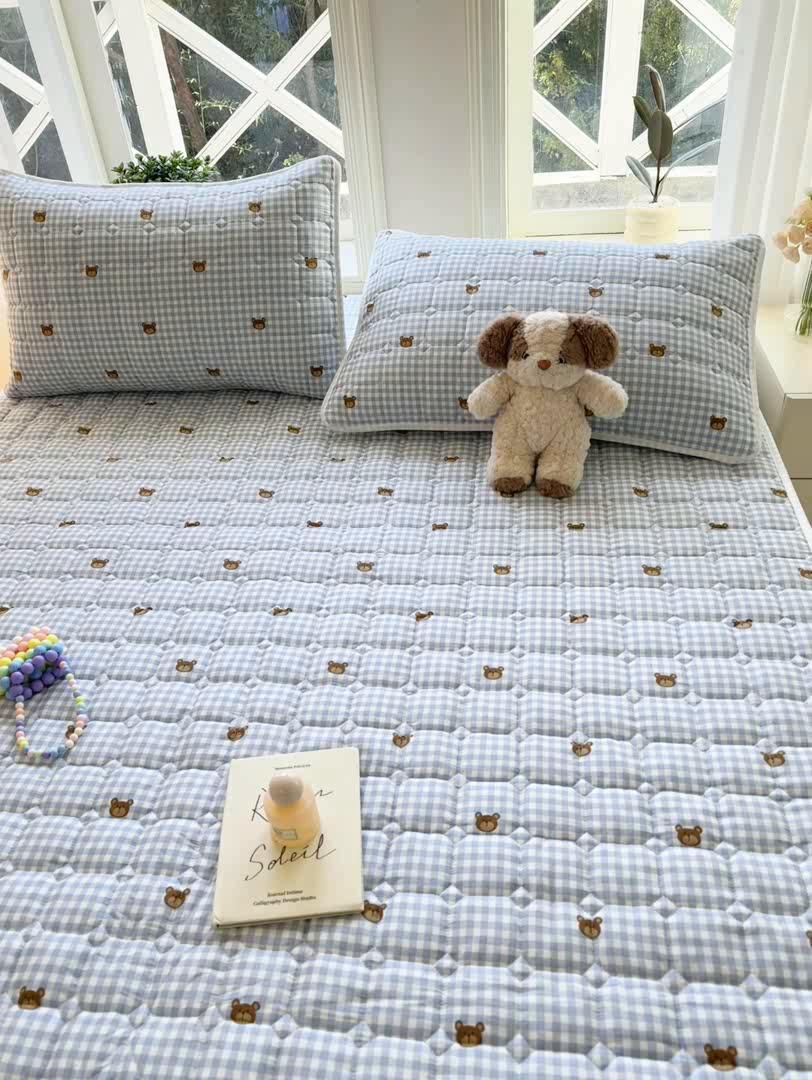 91家纺网 家纺一手货源 找家纺 鸣升家纺 2025新款全棉印花床垫 格子熊仔-蓝