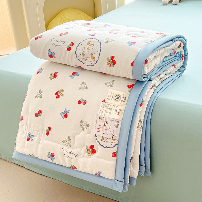 91家纺网 家纺一手货源 找家纺  2025新款A类新疆棉花夏凉被加宽包边水洗棉卡通印花吸湿透气棉花夏被空调被 凌香 草莓兔