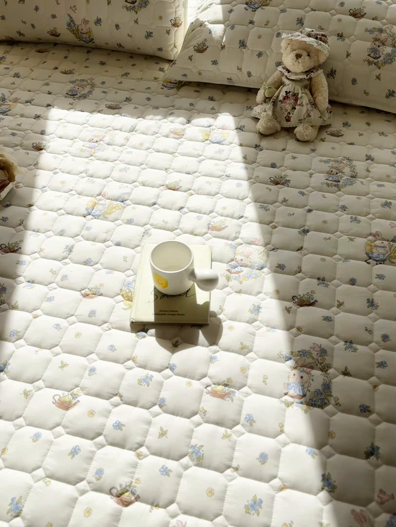 91家纺网 家纺一手货源 找家纺 鸣升家纺 2025新款全棉印花床垫 春日小兔