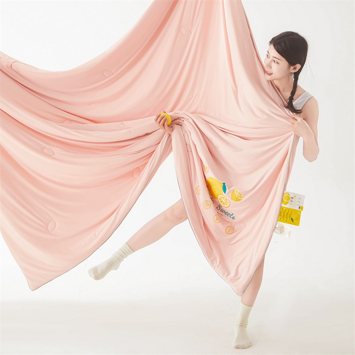 91家纺网 家纺一手货源 找家纺 恒畅 2024新款A类凉感丝纯色双拼柠檬夏被 柠檬-粉玉