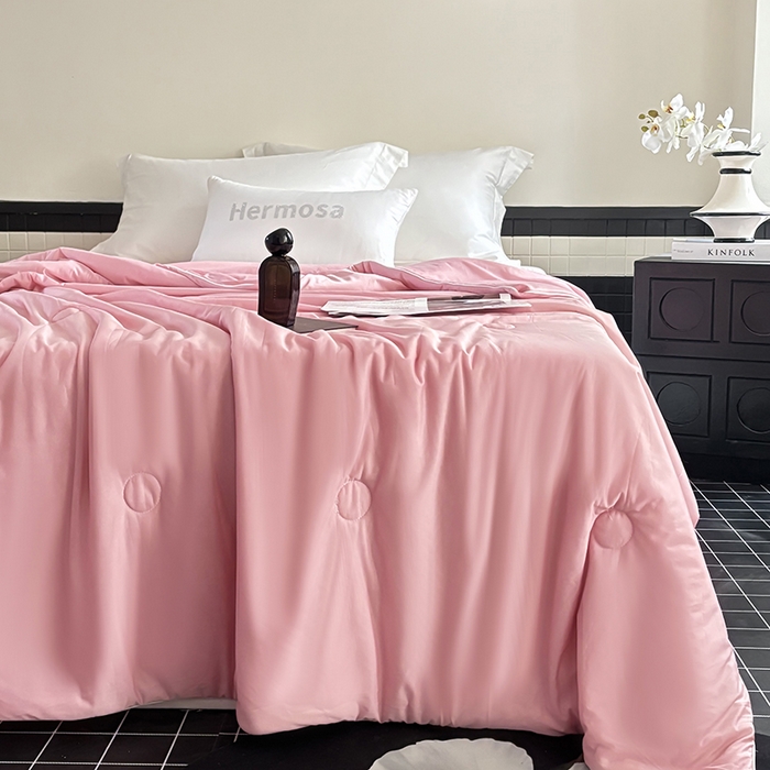 91家纺网 家纺一手货源 找家纺 梦恬佳 2025新款A类凉感丝夏凉被 纯色粉