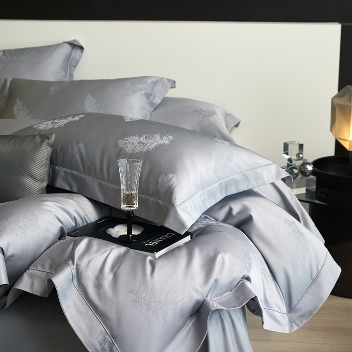 91家纺网 家纺一手货源 找家纺 淳绵家居 2025新款50*50S长绒棉贡缎提花手工立体埋绳工艺四件套（礼盒包装）飘羽（高级灰）