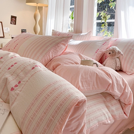 91家纺网 家纺一手货源 找家纺 莱茵家居 2025春夏新款A类色织华夫格提花全棉四件套 画心-浅粉色