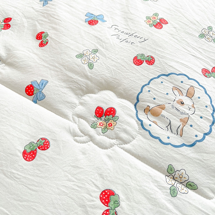 91家纺网 家纺一手货源 找家纺  2025新款A类新疆棉花夏凉被加宽包边水洗棉卡通印花吸湿透气棉花夏被空调被 凌香 草莓兔