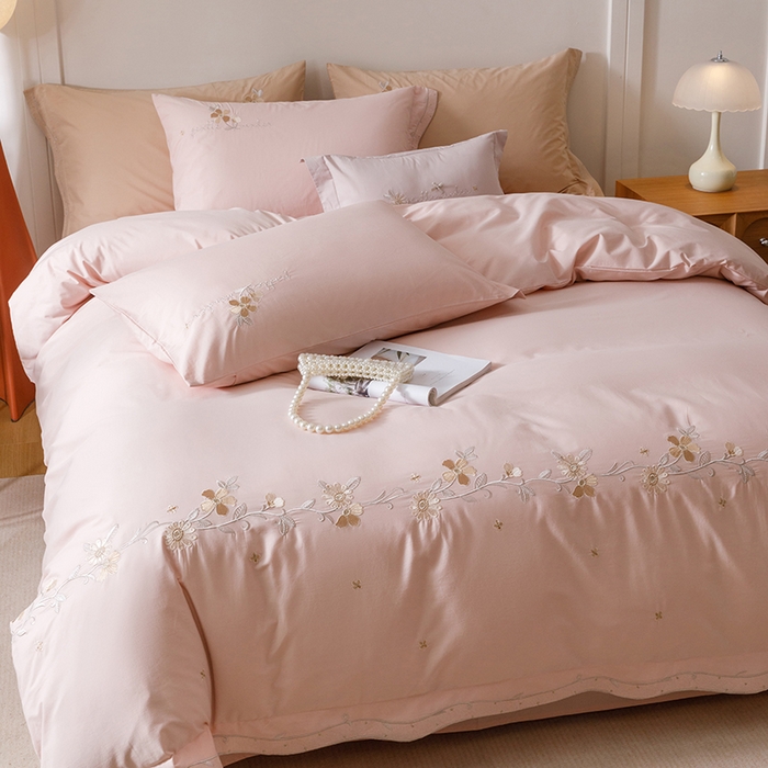 91家纺网 家纺一手货源 找家纺 艾莱家纺 2025新款A类水洗棉加厚绣花四件套-栀夏 栀夏-草莓奶粉