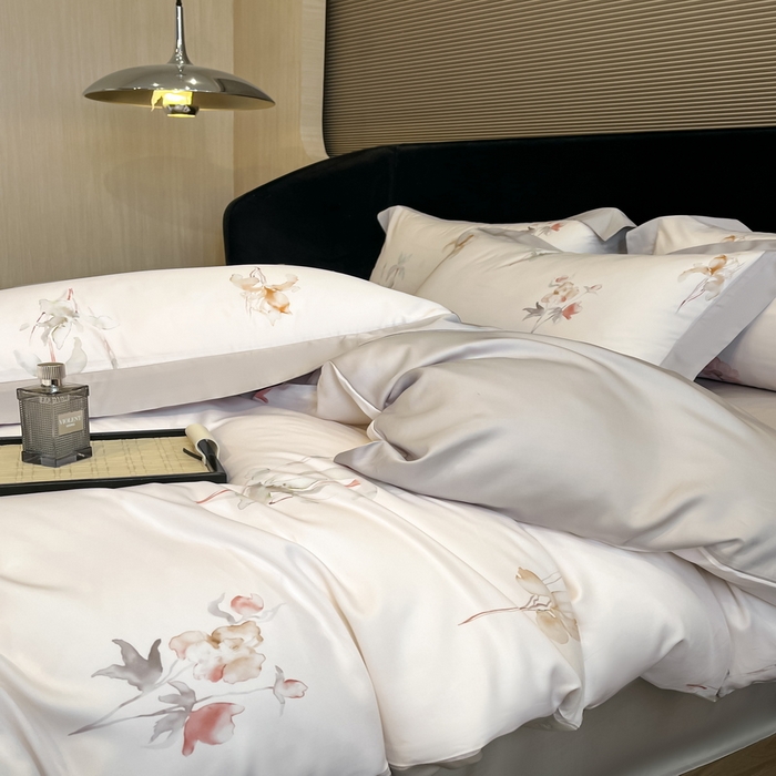 91家纺网 家纺一手货源 找家纺 2025春夏新款简奢款嵌绳莱赛尔数码印花四件套单夏被床笠床单款 遥花