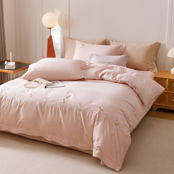 91家纺网 家纺一手货源 找家纺 艾莱家纺 2025新款A类水洗棉加厚绣花四件套-栀夏 栀夏-草莓奶粉