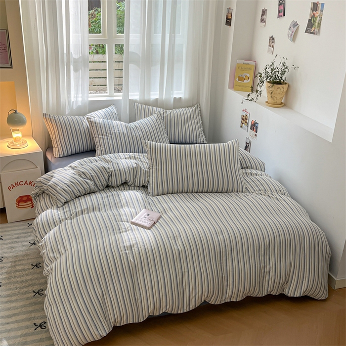 91家纺网 家纺一手货源 找家纺 盛秋家纺 2025新款亲肤格子水洗棉条纹格子四件套【简约风】灰苏条+蓝灰