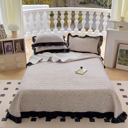 91家纺网 家纺一手货源 找家纺 韩秀家纺 2025新款四季跑量款花边夹棉加厚水洗棉泡泡棉糯感印花韩版床盖三件套小清新法式赫本风 繁花