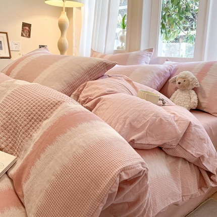 91家纺网 家纺一手货源 找家纺 莱茵家居 2025春夏新款A类色织华夫格提花全棉四件套 落雨-粉白条