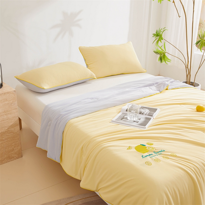 91家纺网 家纺一手货源 找家纺 恒畅 2024新款A类凉感丝纯色双拼柠檬夏被 柠檬-淡黄+浅灰