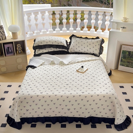 91家纺网 家纺一手货源 找家纺 韩秀家纺 2025新款四季跑量款花边夹棉加厚水洗棉泡泡棉糯感印花韩版床盖三件套小清新法式赫本风 蝴蝶结