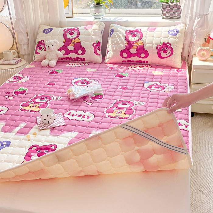 91家纺网 家纺一手货源 找家纺 鸣升家纺 2025新款全棉印花床垫 草莓熊宝