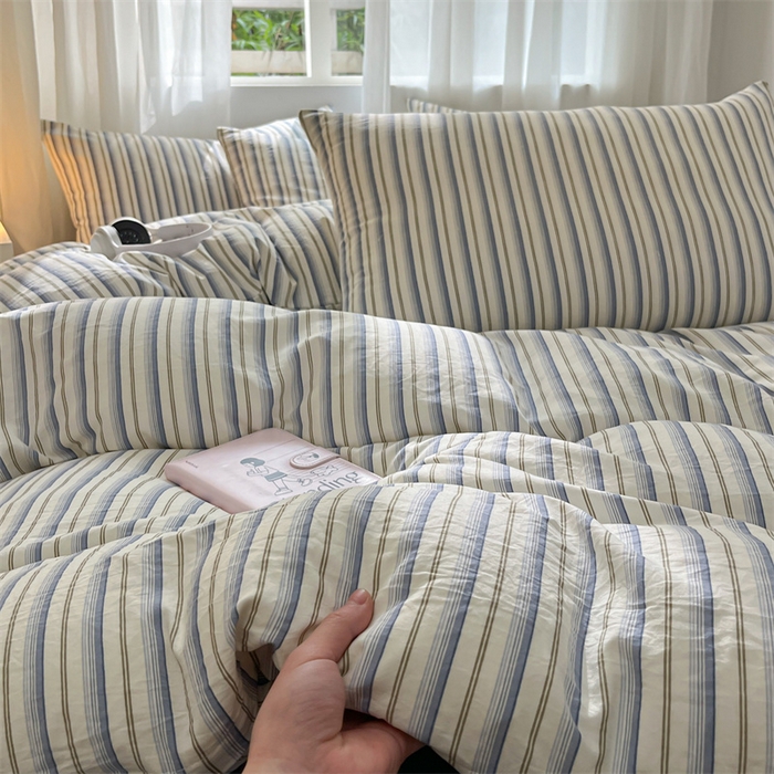 91家纺网 家纺一手货源 找家纺 盛秋家纺 2025新款亲肤格子水洗棉条纹格子四件套【简约风】灰苏条+蓝灰