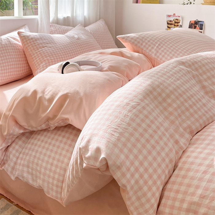 91家纺网 家纺一手货源 找家纺 盛秋家纺 2025新款亲肤格子水洗棉条纹格子四件套【简约风】粉小格+奶油粉