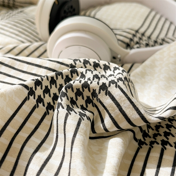 91家纺网 家纺一手货源 找家纺 盛秋家纺 2025新款亲肤格子水洗棉条纹格子四件套【简约风】罗格+中灰