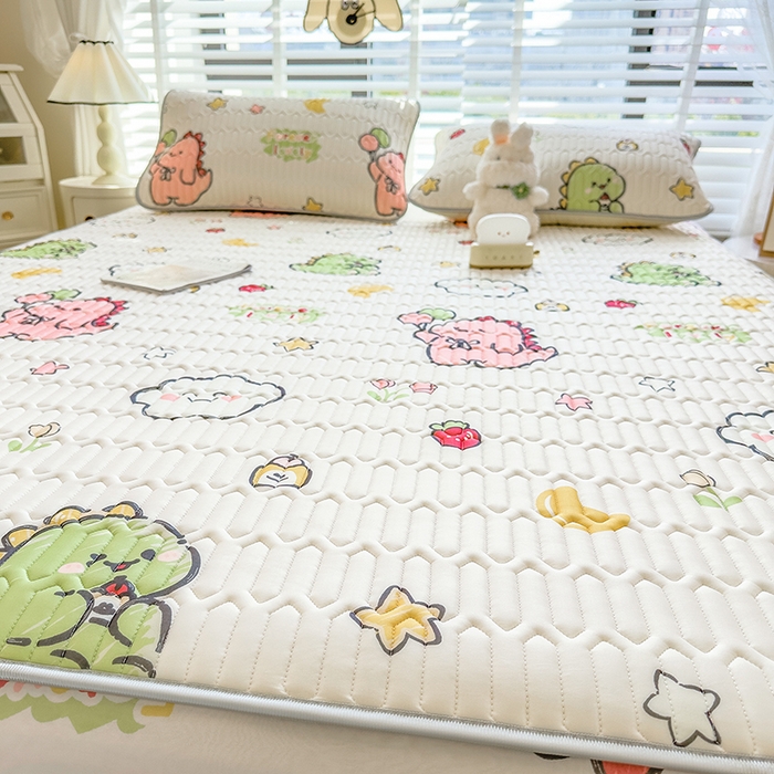 91家纺网 家纺一手货源 找家纺 世纪绒品 2026新款印花卡通床笠款乳胶凉席 小恐龙