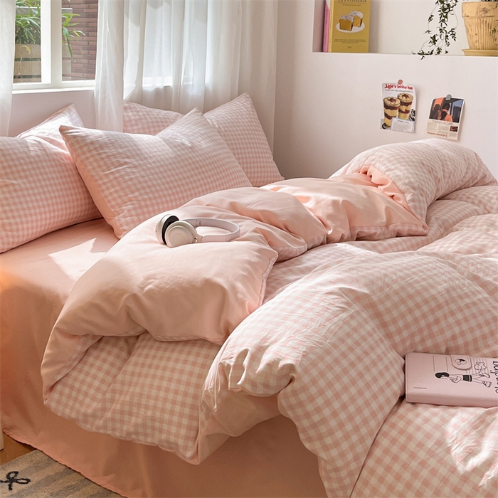 91家纺网 家纺一手货源 找家纺 盛秋家纺 2025新款亲肤格子水洗棉条纹格子四件套【简约风】粉小格+奶油粉