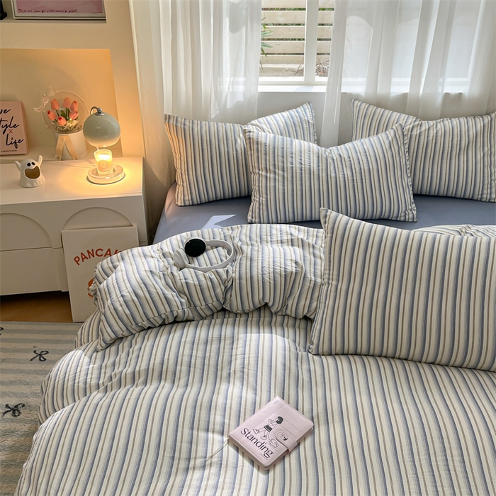 91家纺网 家纺一手货源 找家纺 盛秋家纺 2025新款亲肤格子水洗棉条纹格子四件套【简约风】灰苏条+蓝灰