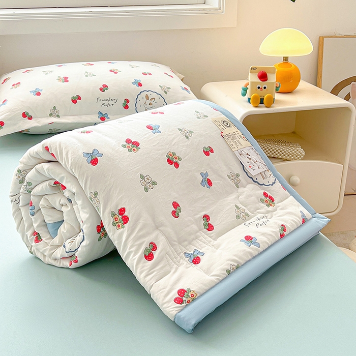 91家纺网 家纺一手货源 找家纺  2025新款A类新疆棉花夏凉被加宽包边水洗棉卡通印花吸湿透气棉花夏被空调被 凌香 草莓兔