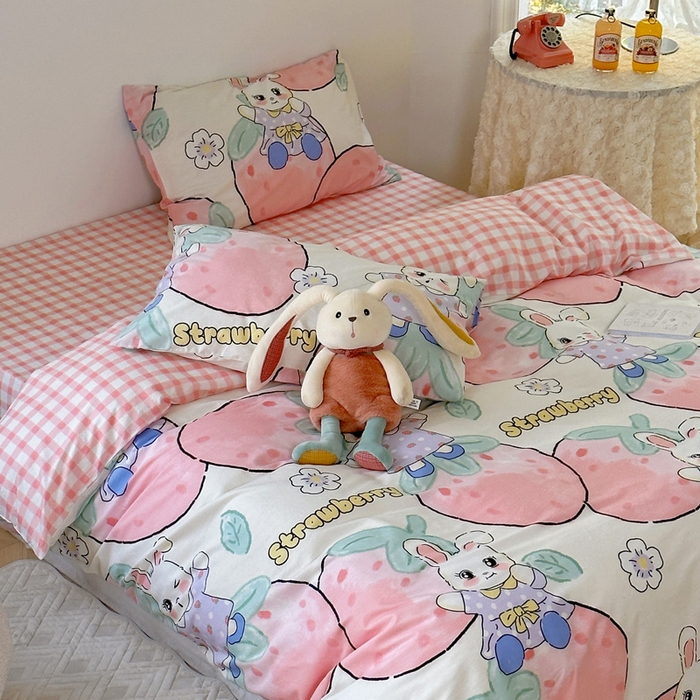 91家纺网 家纺一手货源 找家纺 2025春夏新款全棉小清新卡通碎花学生季三件套四件套 草莓兔