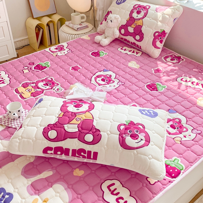 91家纺网 家纺一手货源 找家纺 鸣升家纺 2025新款全棉印花床垫 草莓熊宝