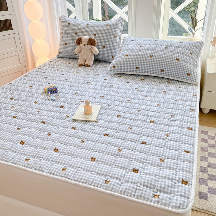 91家纺网 家纺一手货源 找家纺 鸣升家纺 2025新款全棉印花床垫 格子熊仔-蓝