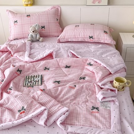 91家纺网 家纺一手货源 找家纺 宝薇 2025新款超柔云朵棉糯糯棉云感水洗棉夏被四件套 粉格蝴蝶结