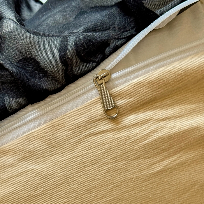 91家纺网 家纺一手货源 找家纺 宅家居 2025新款爆款轻法式赫本风复古印花13372纯棉四件套韩式黑色花边40支全棉三件套 安禾