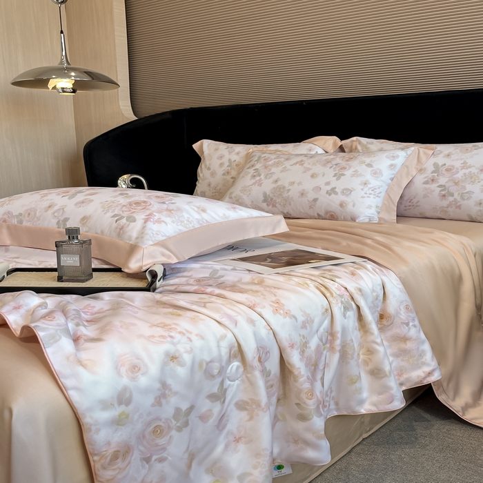 91家纺网 家纺一手货源 找家纺 2025春夏新款简奢款嵌绳莱赛尔数码印花夏被四件套单夏被床笠床单款 念池-粉