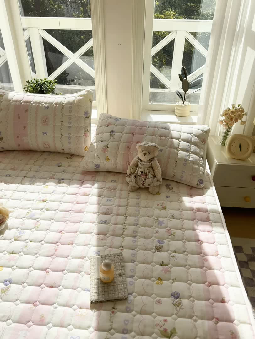 91家纺网 家纺一手货源 找家纺 鸣升家纺 2025新款全棉印花床垫 花朵兔兔