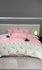 91家纺网 家纺一手货源 找家纺 2025新款天丝双拼刺绣四件套-卡骆驰 樱花粉