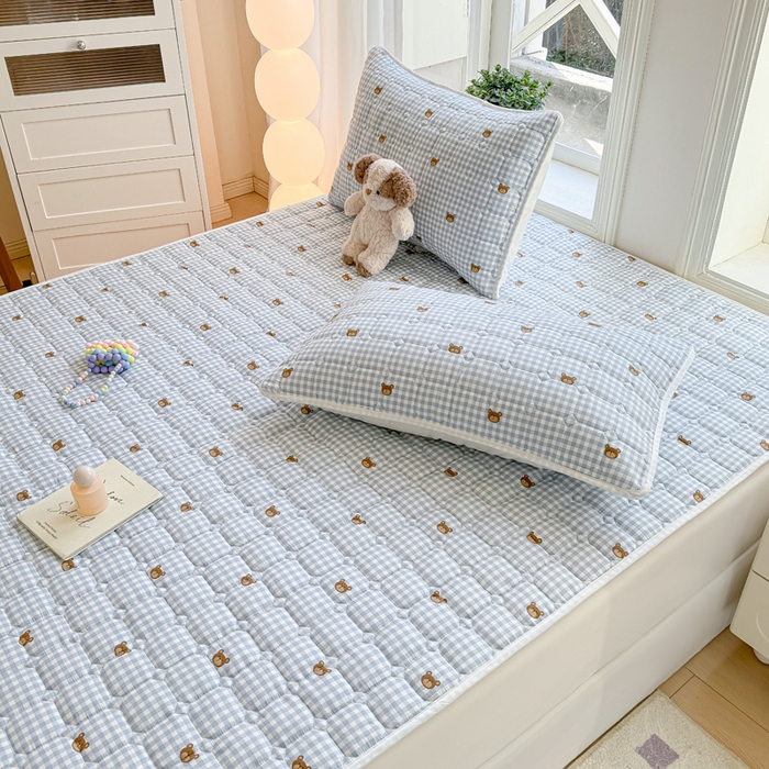 91家纺网 家纺一手货源 找家纺 鸣升家纺 2025新款全棉印花床垫 格子熊仔-蓝
