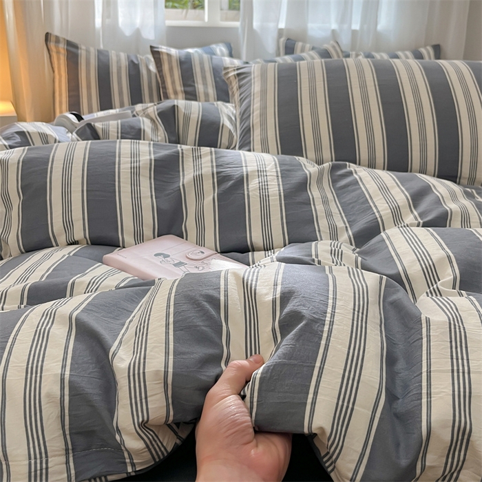 91家纺网 家纺一手货源 找家纺 盛秋家纺 2025新款亲肤格子水洗棉条纹格子四件套【简约风】黑灰中条+高级灰