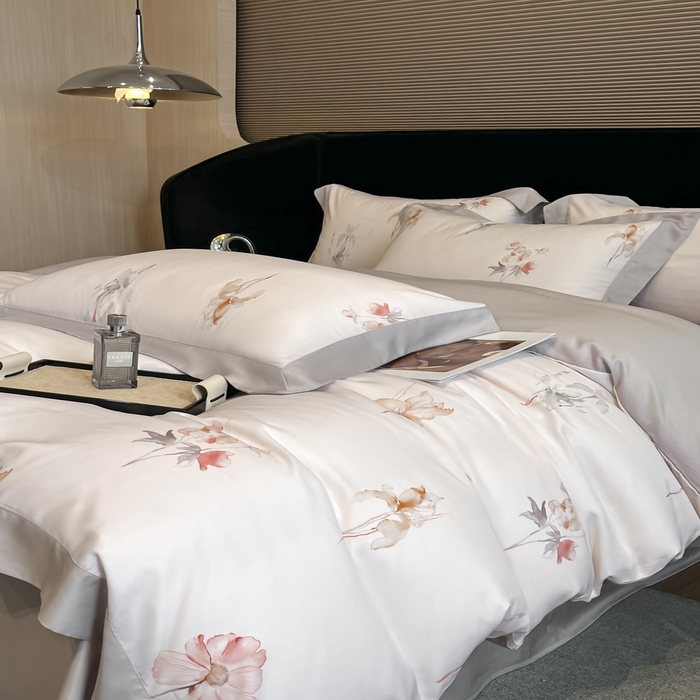 91家纺网 家纺一手货源 找家纺 2025春夏新款简奢款嵌绳莱赛尔数码印花四件套单夏被床笠床单款 遥花