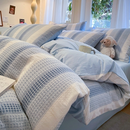 91家纺网 家纺一手货源 找家纺 莱茵家居 2025春夏新款A类色织华夫格提花全棉四件套 泛歌-蓝白条