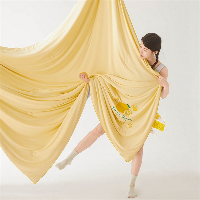 91家纺网 家纺一手货源 找家纺 恒畅 2024新款A类凉感丝纯色双拼柠檬夏被 柠檬-淡黄+浅灰