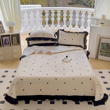 91家纺网 家纺一手货源 找家纺 韩秀家纺 2025新款四季跑量款花边夹棉加厚水洗棉泡泡棉糯感印花韩版床盖三件套小清新法式赫本风 心情