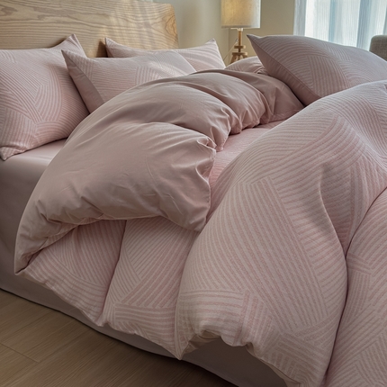 91家纺网 家纺一手货源 找家纺 莱茵家居 2025春夏新款A类三层纱色织提花全棉四件套 藤条粉