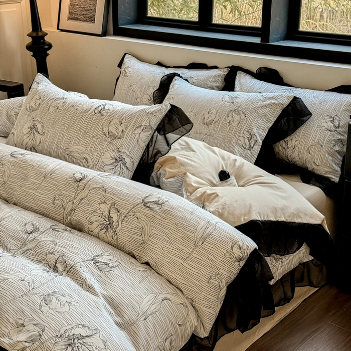 91家纺网 家纺一手货源 找家纺 宅家居 2025新款爆款轻法式赫本风复古印花13372纯棉四件套韩式黑色花边40支全棉三件套 夏荷