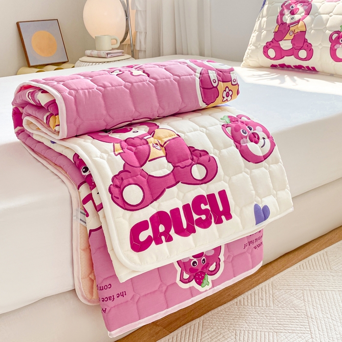 91家纺网 家纺一手货源 找家纺 鸣升家纺 2025新款全棉印花床垫 草莓熊宝