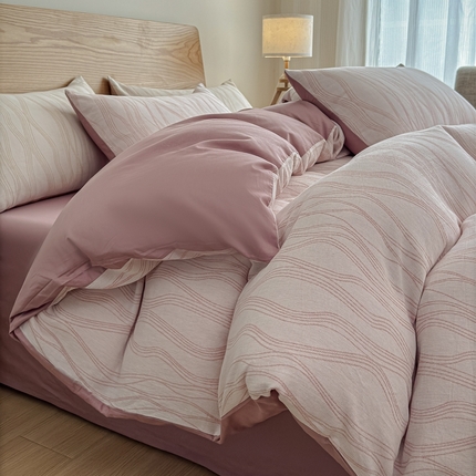 91家纺网 家纺一手货源 找家纺 莱茵家居 2025春夏新款A类三层纱色织提花全棉四件套 风研粉