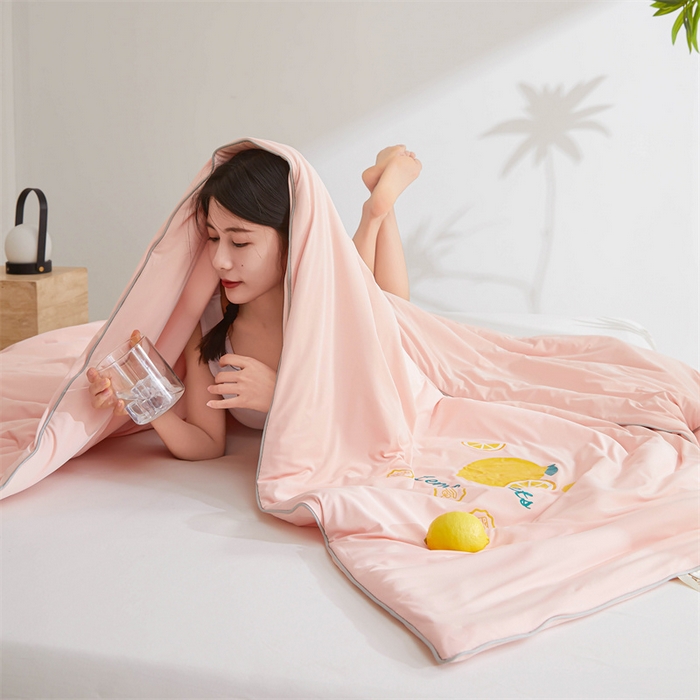 91家纺网 家纺一手货源 找家纺 恒畅 2024新款A类凉感丝纯色双拼柠檬夏被 柠檬-粉玉