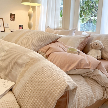91家纺网 家纺一手货源 找家纺 莱茵家居 2025春夏新款A类色织华夫格提花全棉四件套 落雨-咖白条