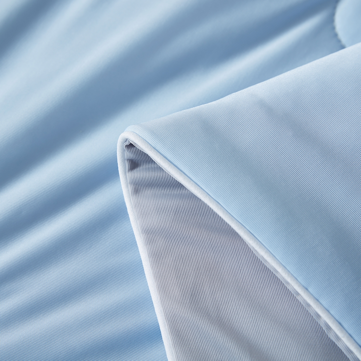 91家纺网 家纺一手货源 找家纺 梦恬佳 2025新款A类凉感丝夏凉被 天空蓝