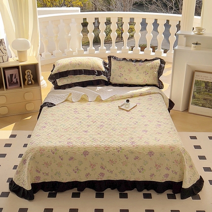 91家纺网 家纺一手货源 找家纺 韩秀家纺 2025新款四季跑量款花边夹棉加厚水洗棉泡泡棉糯感印花韩版床盖三件套小清新法式赫本风 春色满园