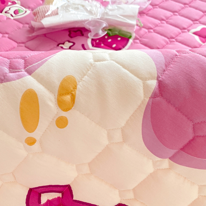 91家纺网 家纺一手货源 找家纺 鸣升家纺 2025新款全棉印花床垫 草莓熊宝