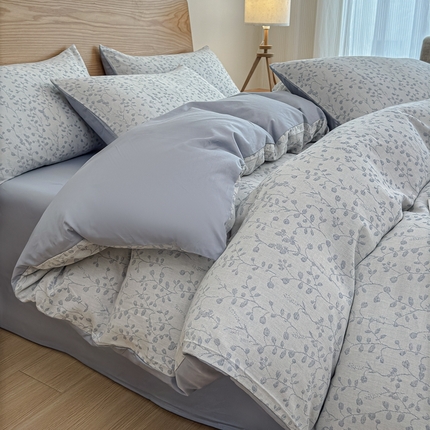 91家纺网 家纺一手货源 找家纺 莱茵家居 2025春夏新款A类三层纱色织提花全棉四件套 春笙浅蓝