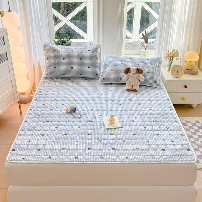 91家纺网 家纺一手货源 找家纺 鸣升家纺 2025新款全棉印花床垫 格子熊仔-蓝