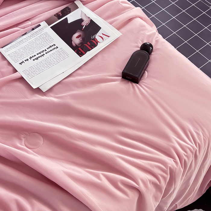 91家纺网 家纺一手货源 找家纺 梦恬佳 2025新款A类凉感丝夏凉被 纯色粉